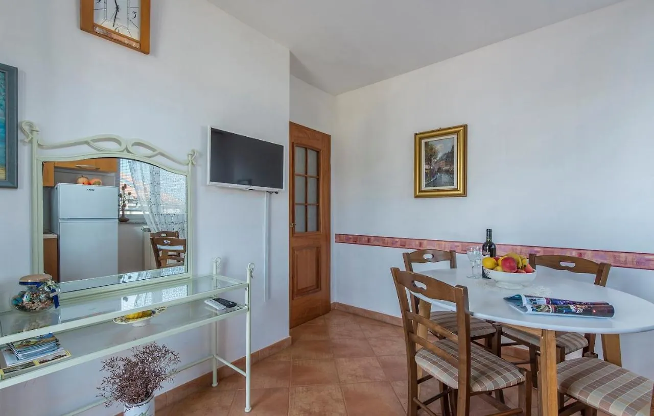 Apartment Complex Orzan Lovrecica Guest house