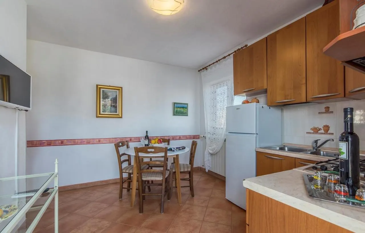 Apartment Complex Orzan Lovrecica Guest house
